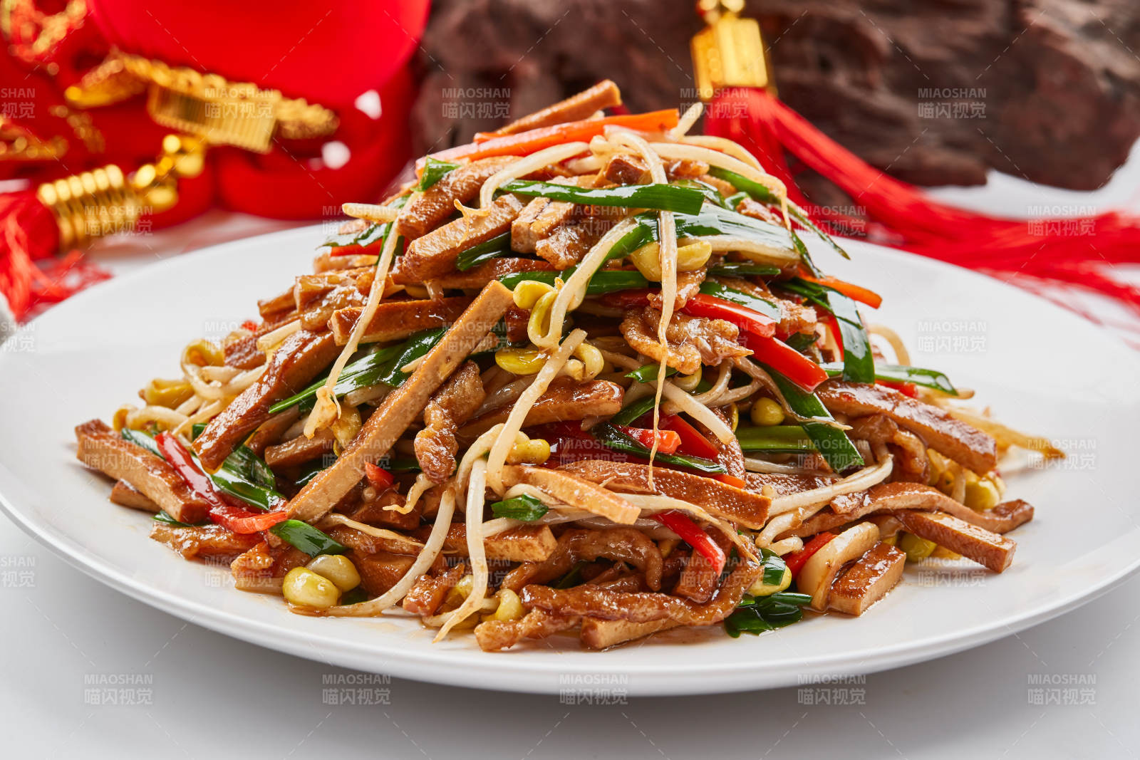 白色瓷盘装的彩椒丝黄豆芽拌香干