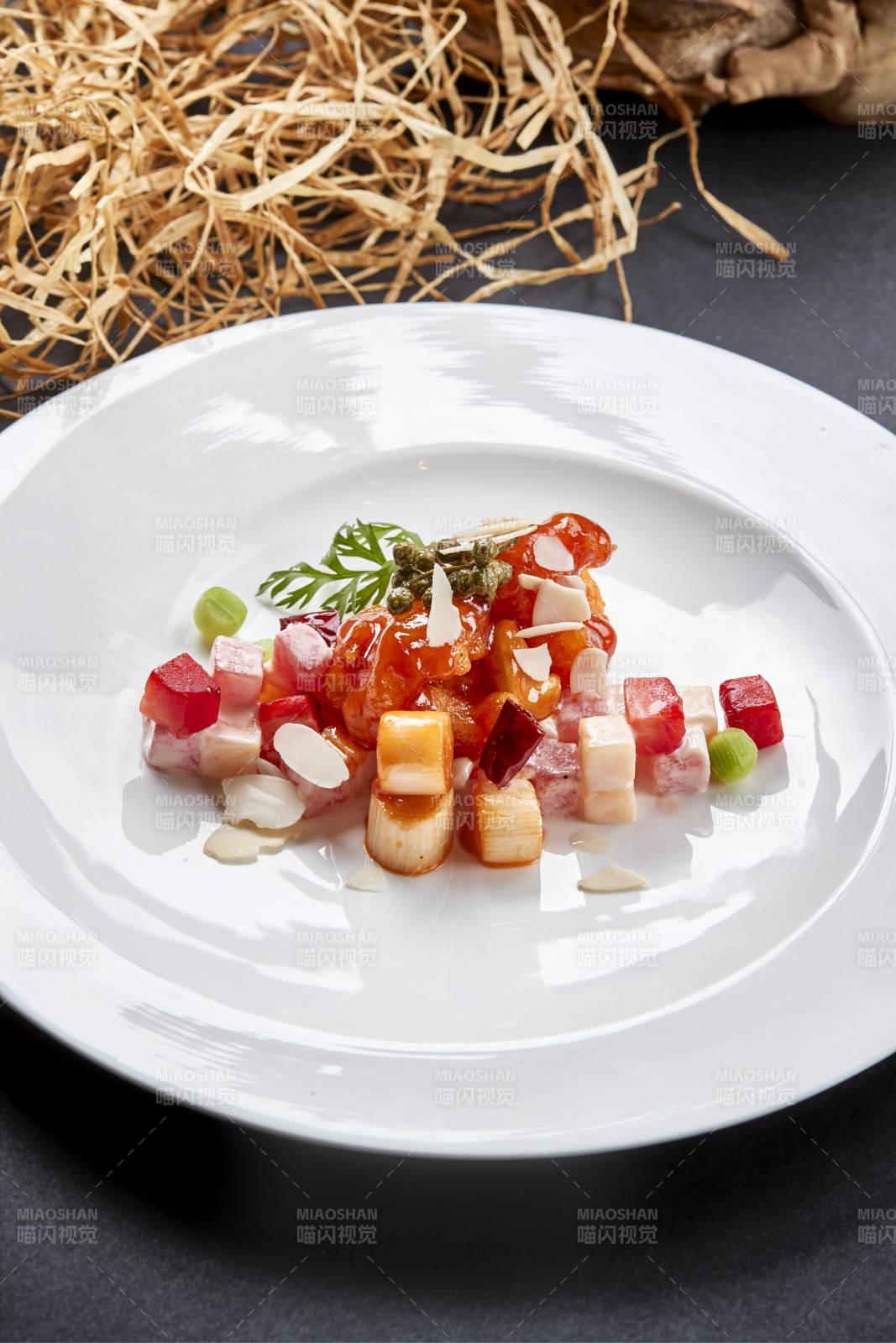 白色圆瓷盘装的水果宫保明虾球