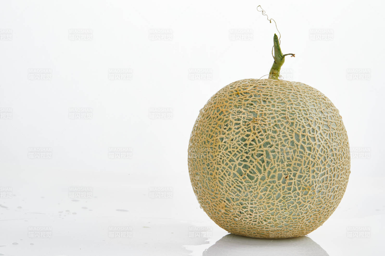 白色背景上摆放的新鲜哈密瓜