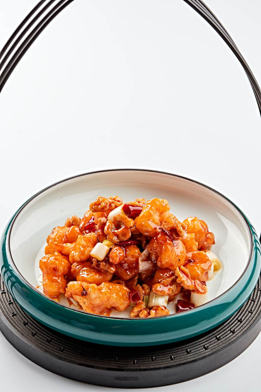 精美餐具装的飘香宫保大虾球