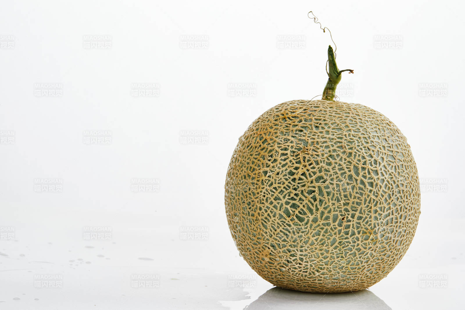 白色背景上摆放的新鲜哈密瓜