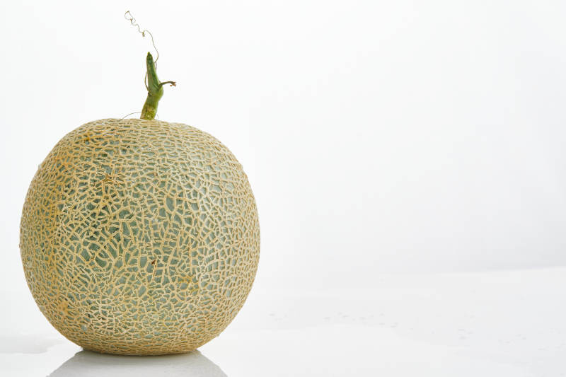 白色背景上摆放的新鲜哈密瓜