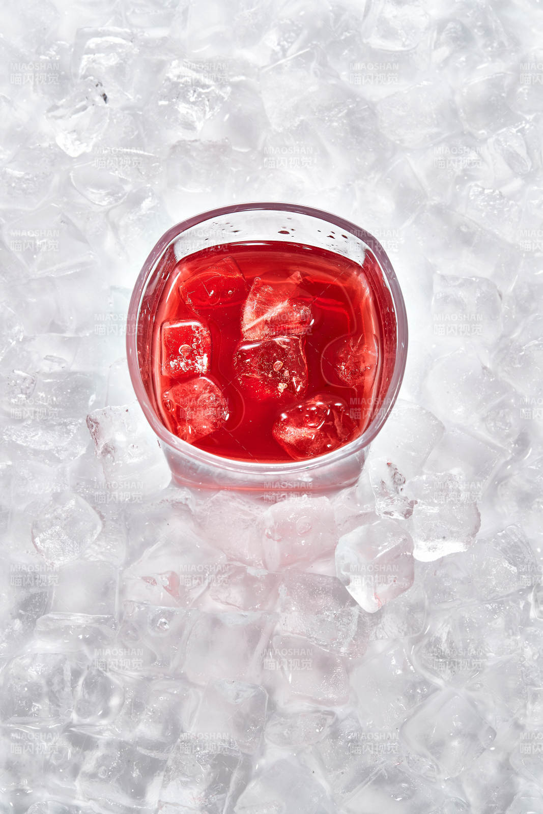 布满冰块的酒杯中的清凉葡萄味预调酒