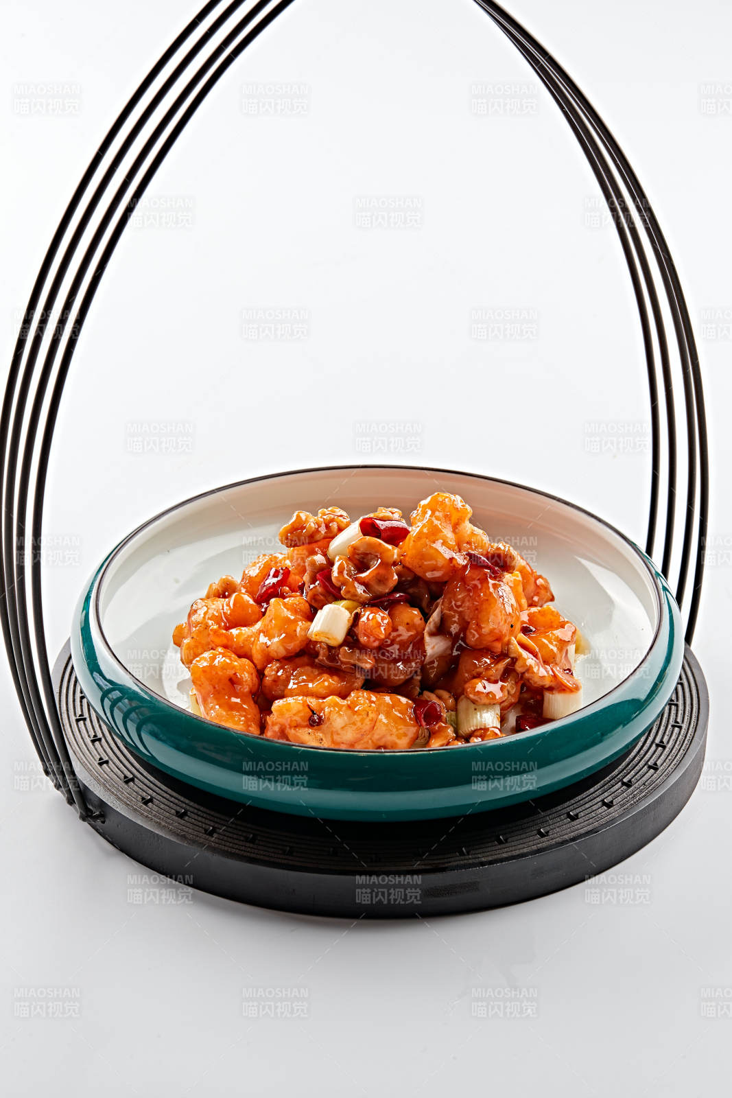 精美餐具装的飘香宫保大虾球