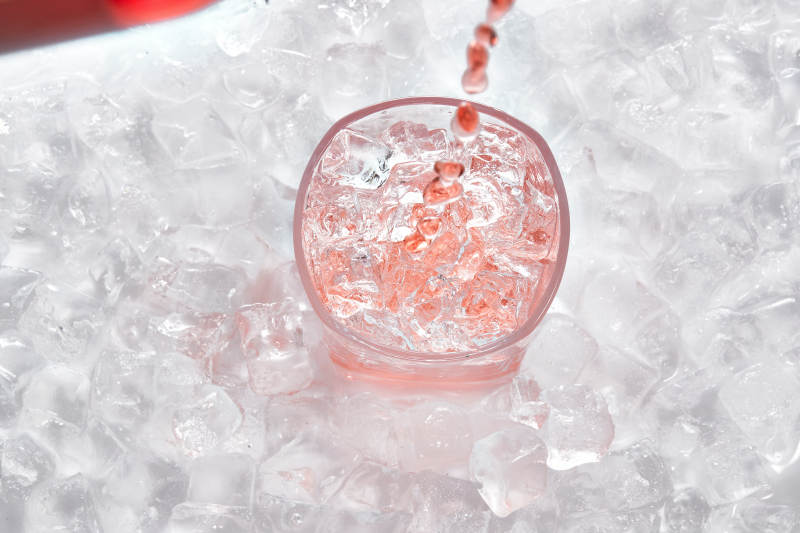 布满冰块的酒杯中的清凉葡萄味预调酒