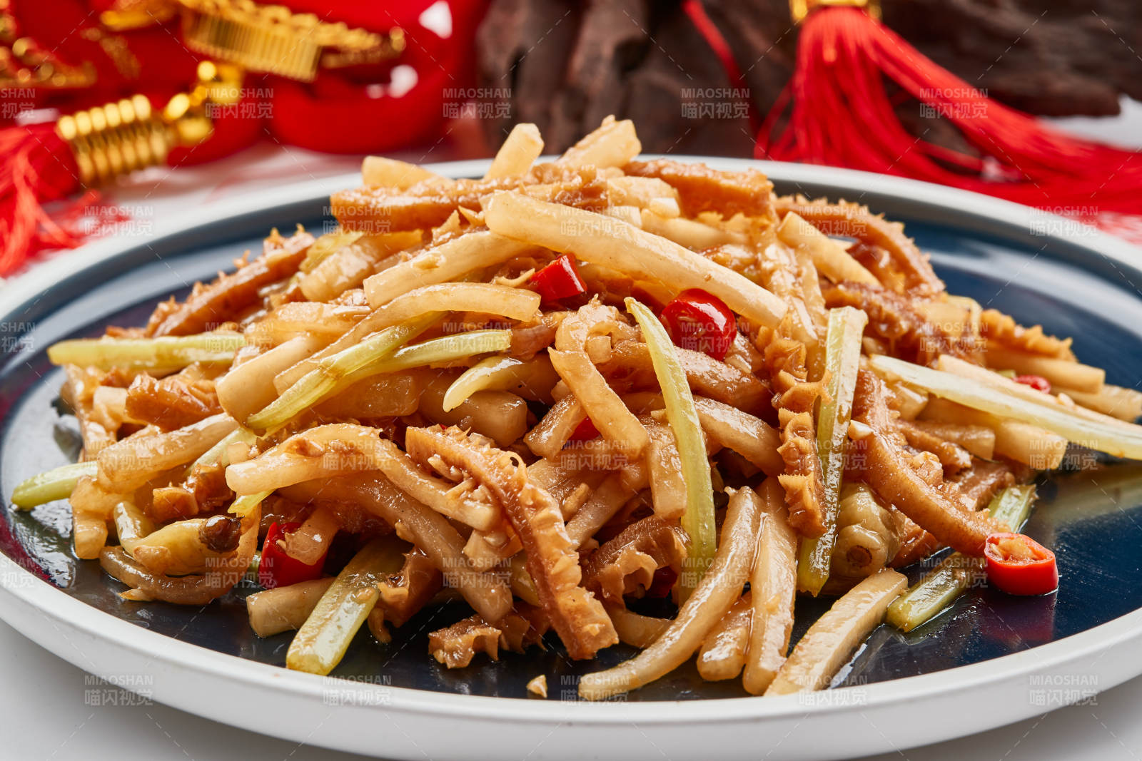 瓷餐具装的酸萝卜丝炒猪肚丝