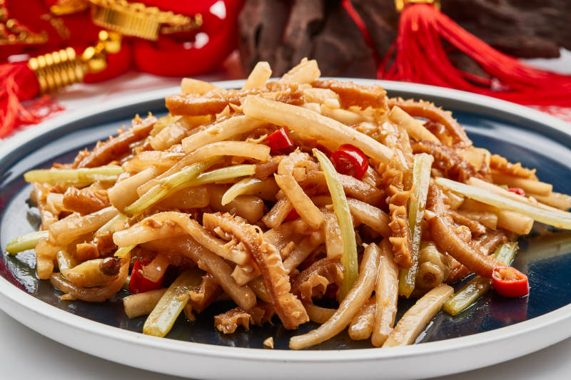 瓷餐具装的酸萝卜丝炒猪肚丝