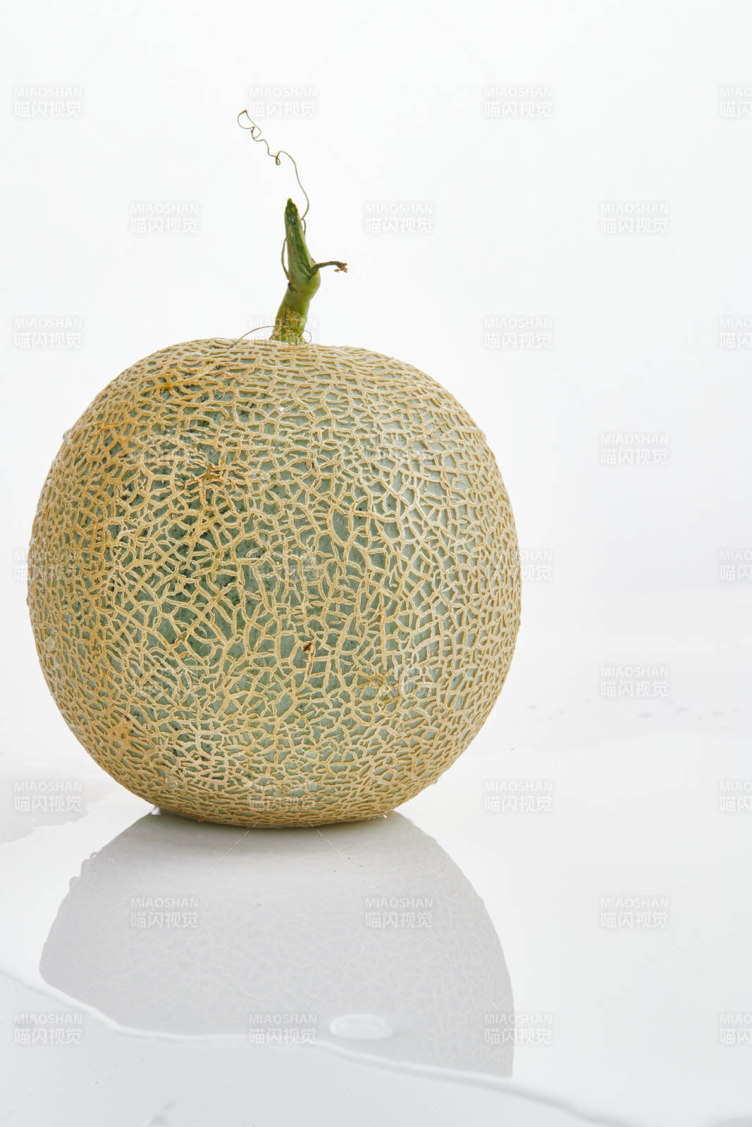 白色背景上摆放的新鲜哈密瓜