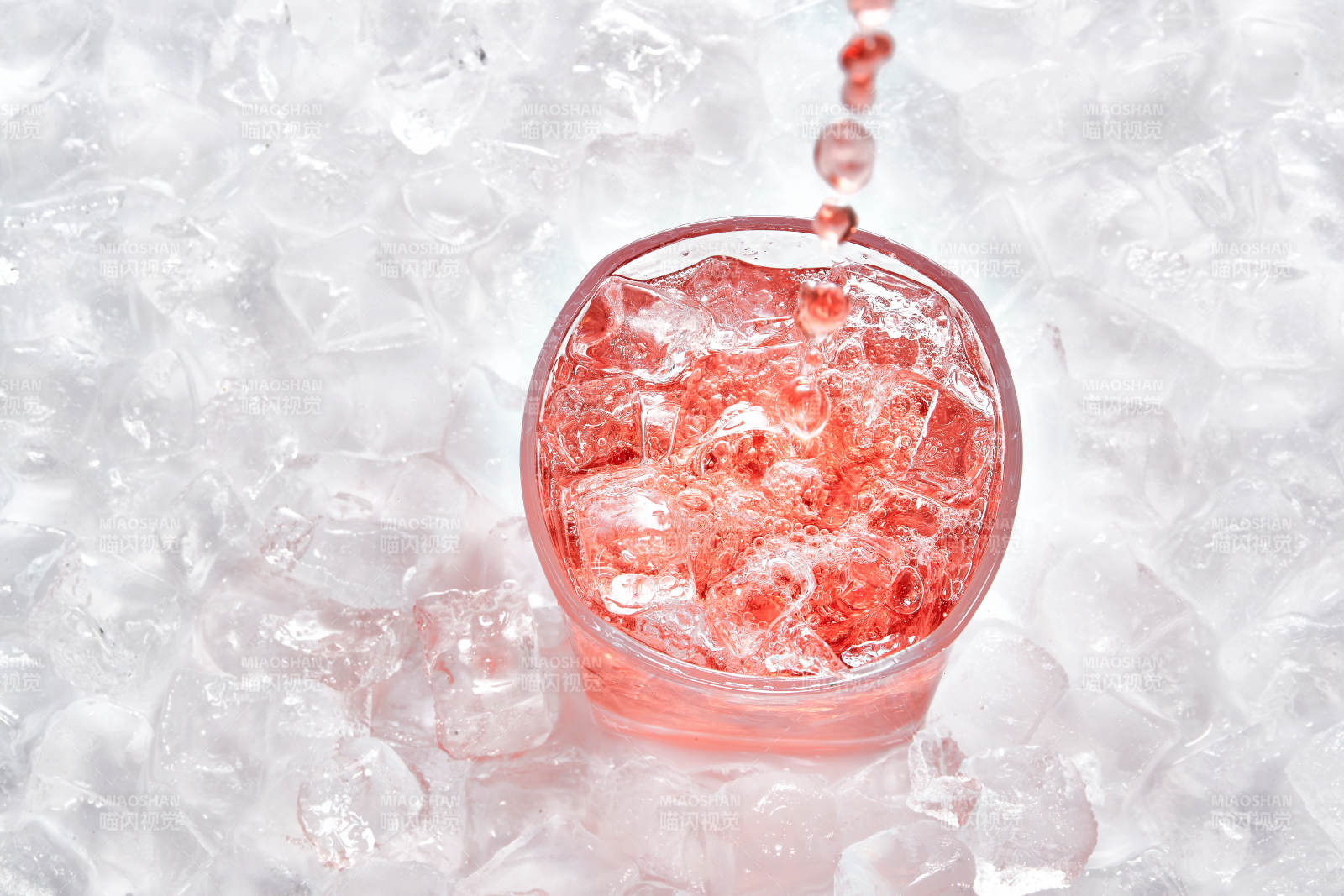 布滿冰塊的酒杯中的清涼葡萄味預調酒