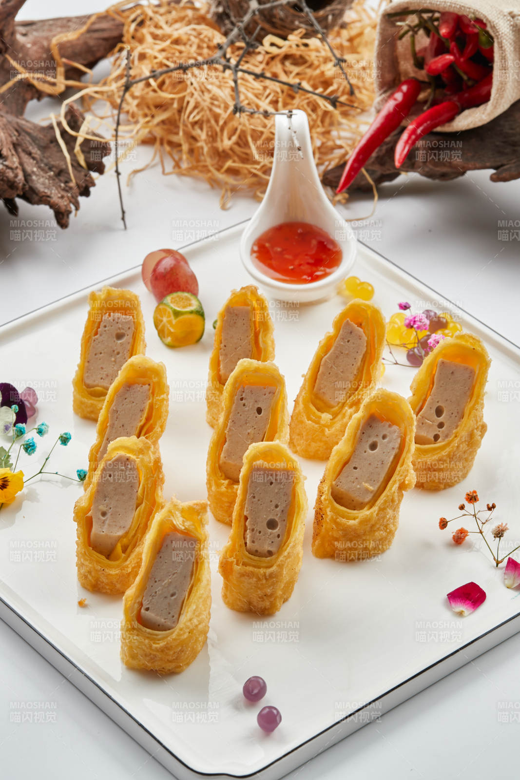 白色瓷盤裝的蘸醬蝦泥蛋卷