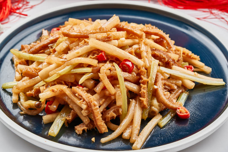 瓷餐具装的酸萝卜丝炒猪肚丝