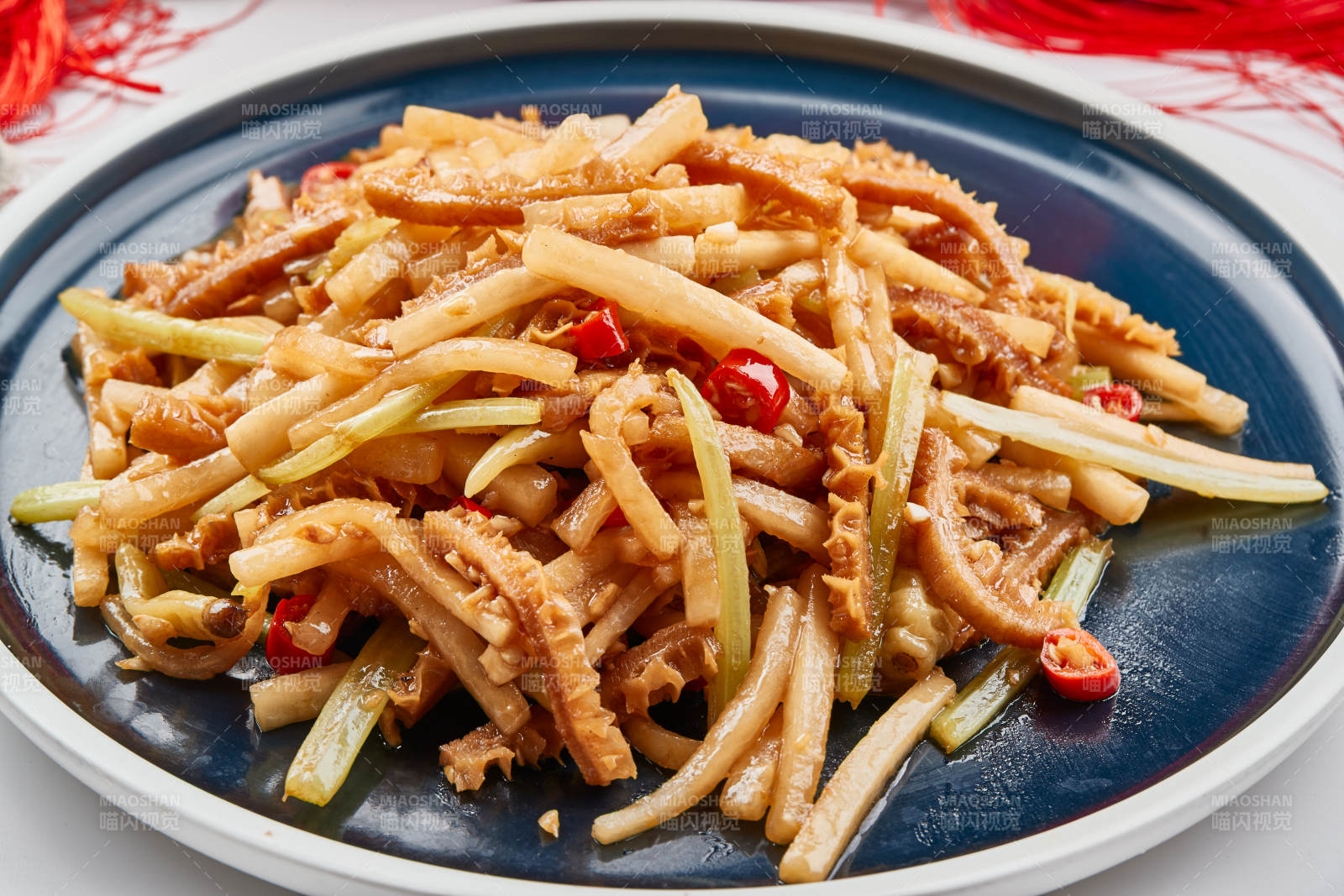 瓷餐具装的酸萝卜丝炒猪肚丝