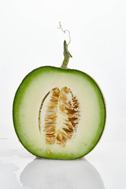 白色背景上摆放的新鲜哈密瓜