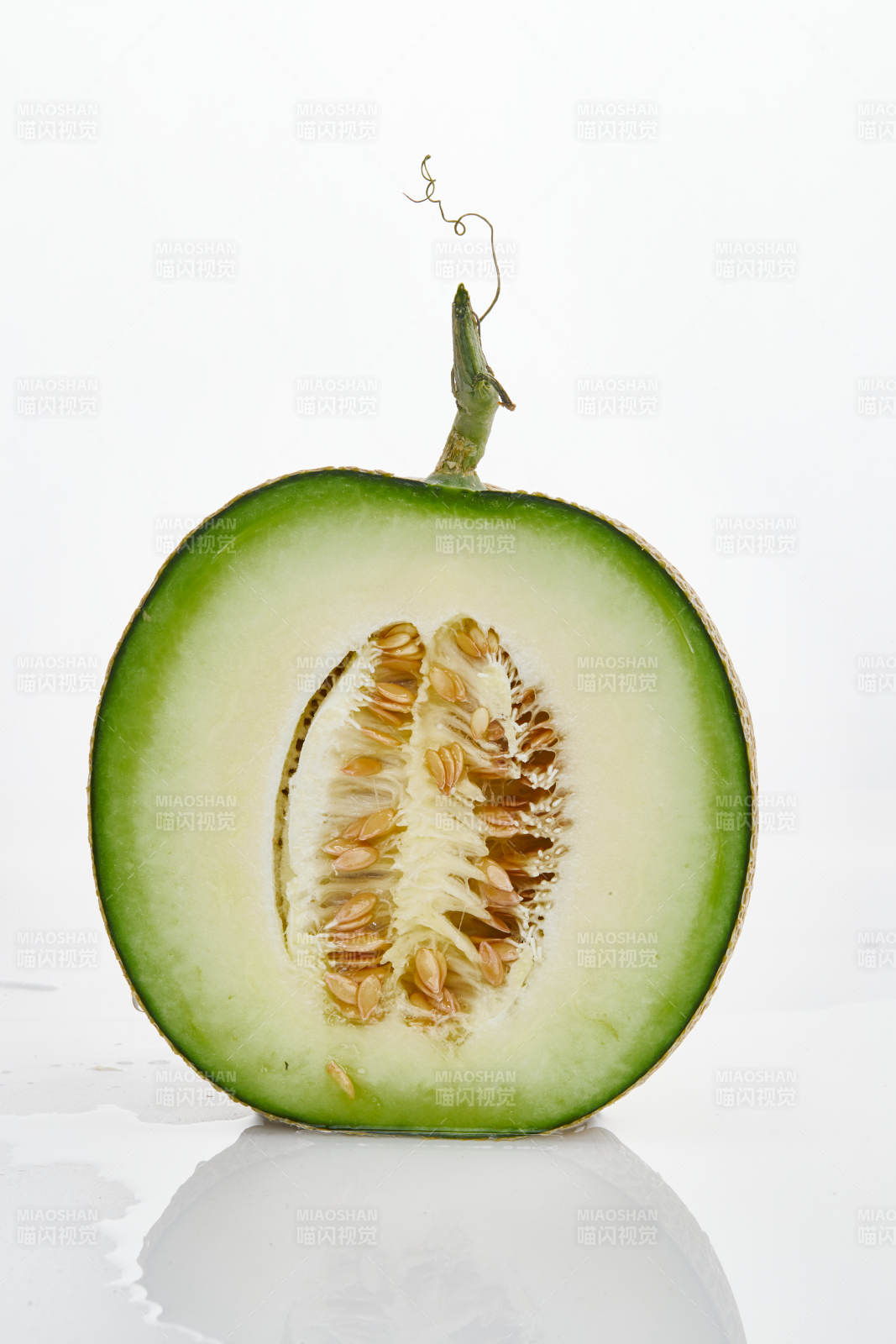 白色背景上摆放的新鲜哈密瓜