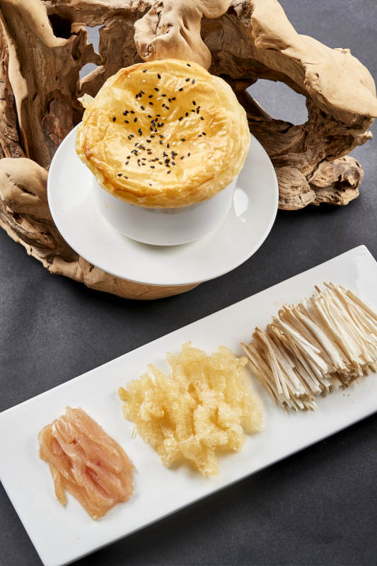 鸡丝山珍菌竹荪汤盖酥皮饼