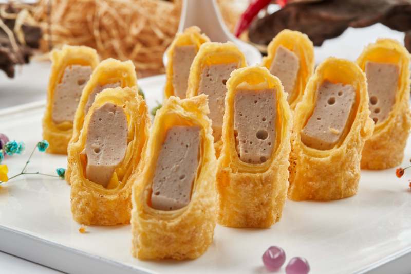 白色瓷盘装的蘸酱虾泥蛋卷