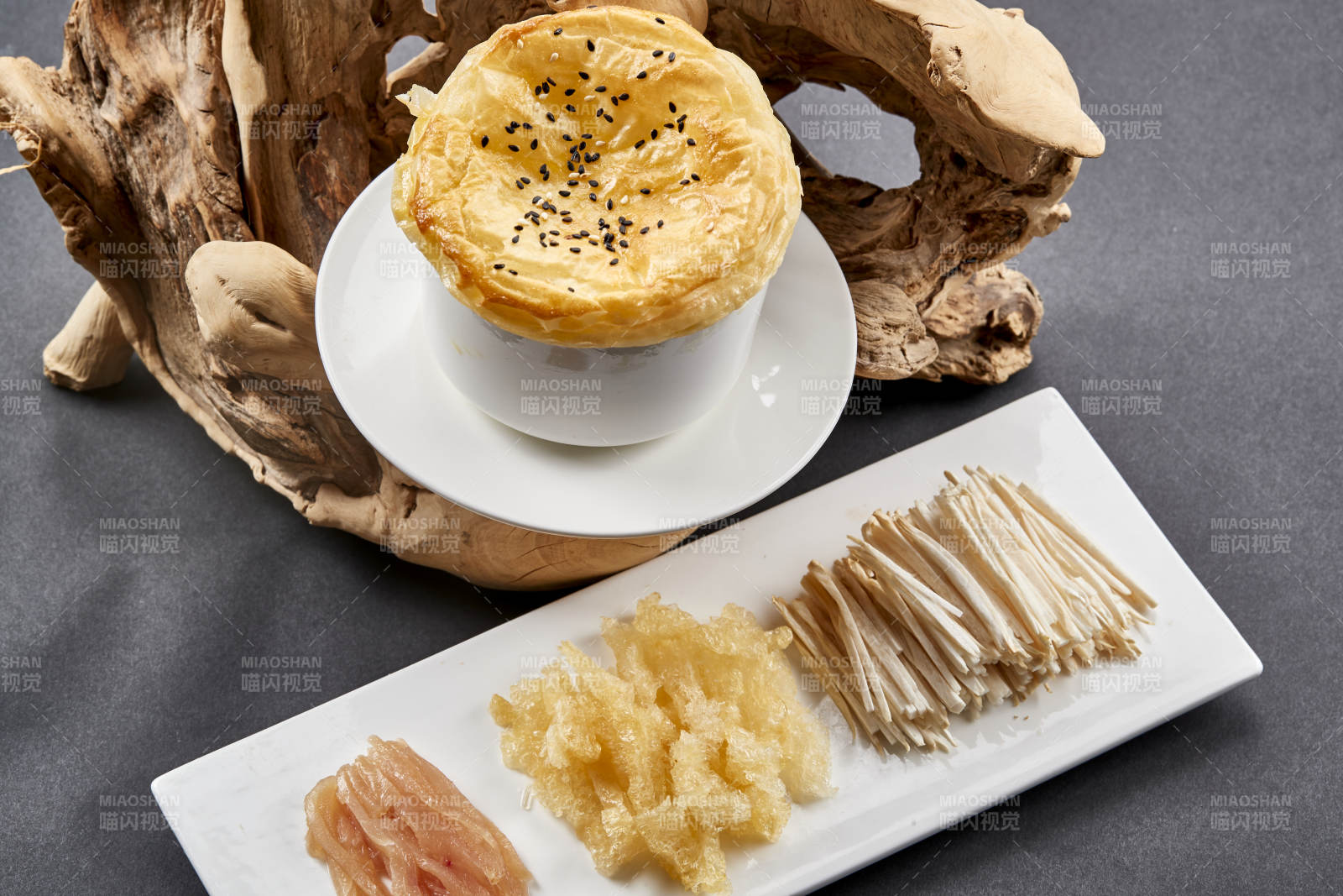 鸡丝山珍菌竹荪汤盖酥皮饼