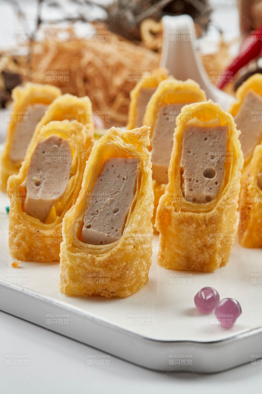 白色瓷盤裝的蘸醬蝦泥蛋卷