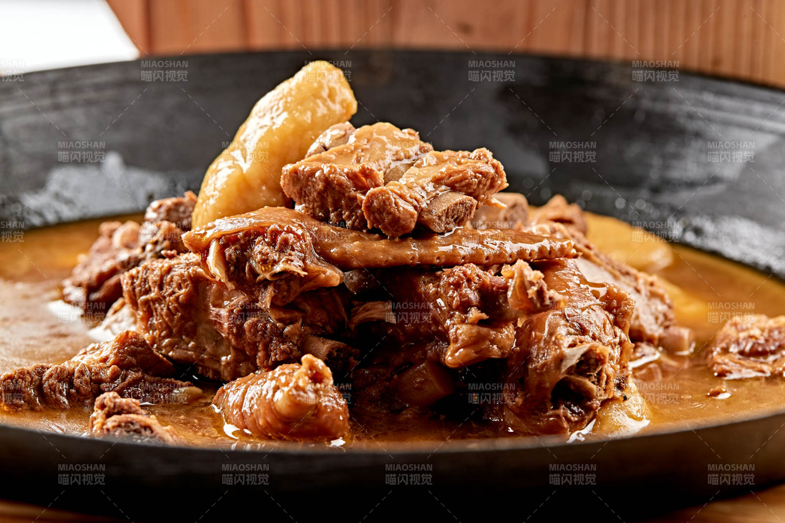 精美餐具装的农家铁锅山药鱼鱼炖柴鸡