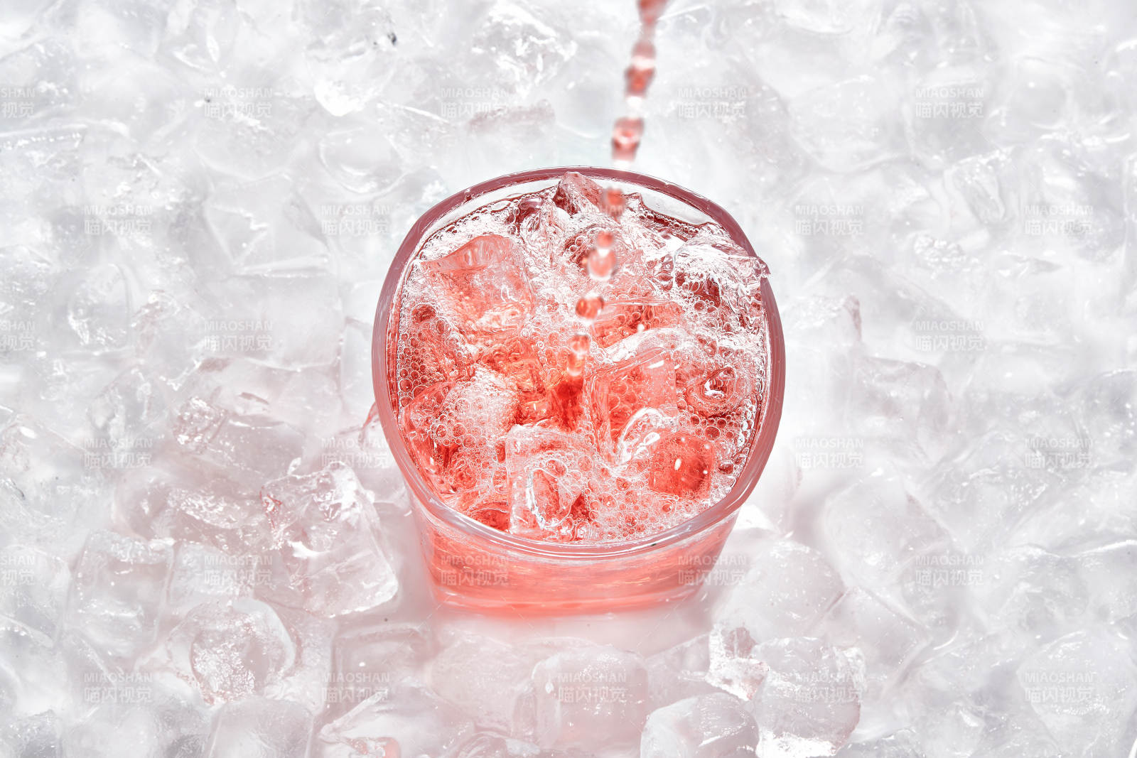 布满冰块的酒杯中的清凉葡萄味预调酒