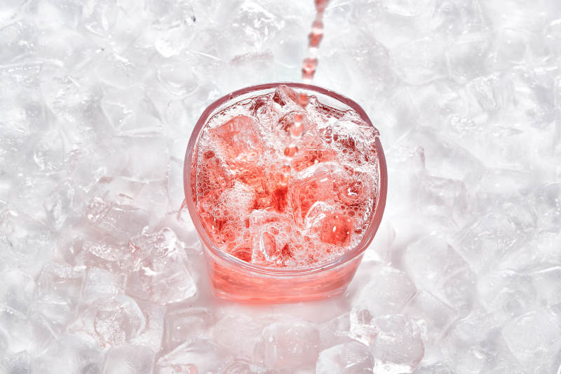 布满冰块的酒杯中的清凉葡萄味预调酒