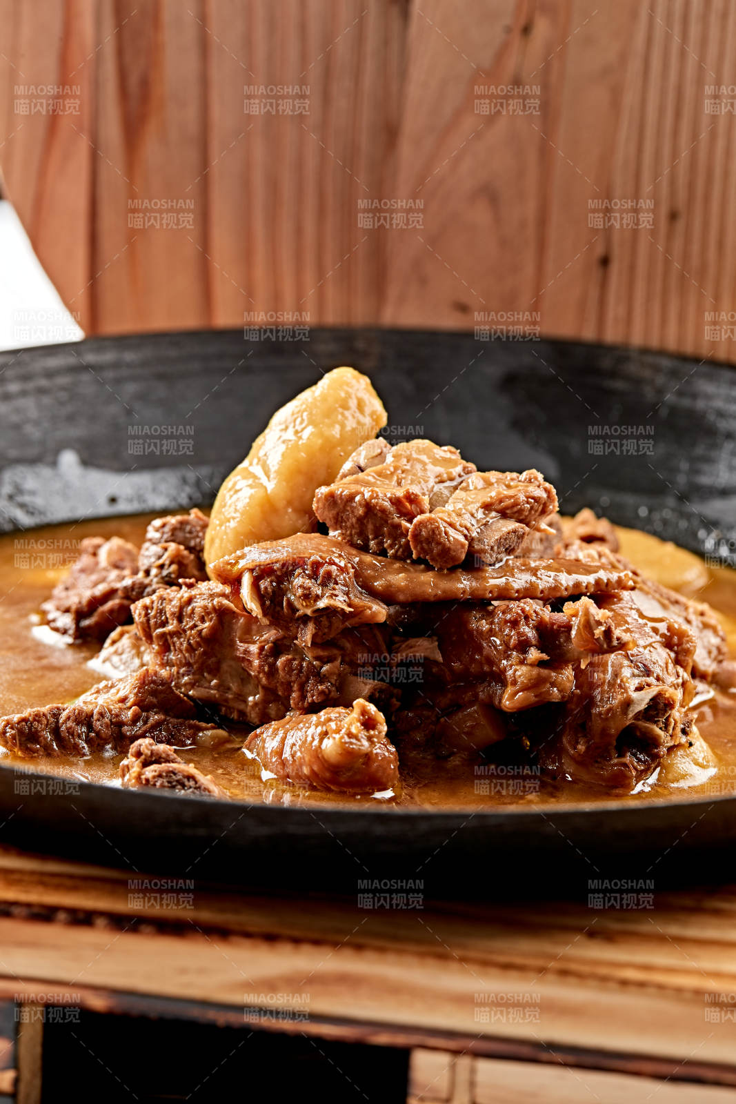 精美餐具装的农家铁锅山药鱼鱼炖柴鸡