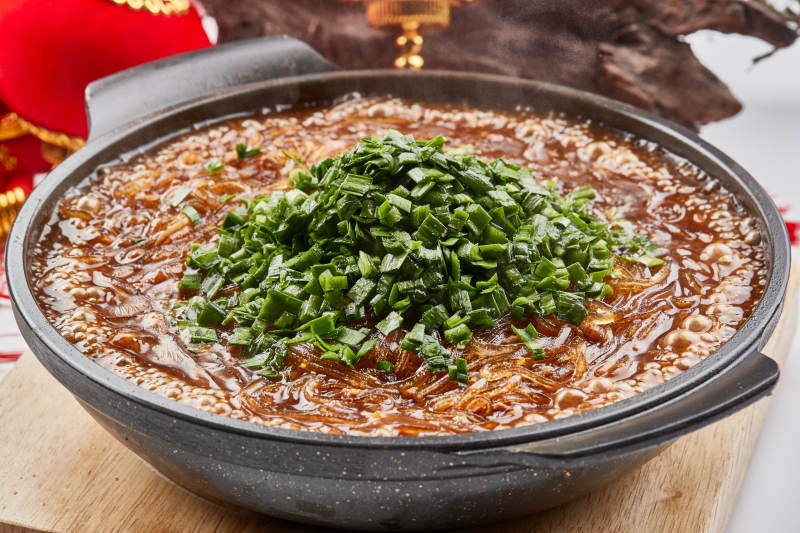 黑色砂锅装的水晶卤汤红薯粉