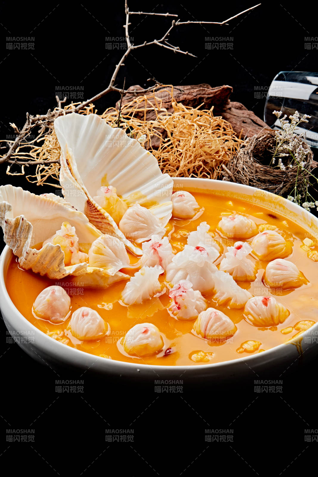 黑色背景上的金汤煮虾饺