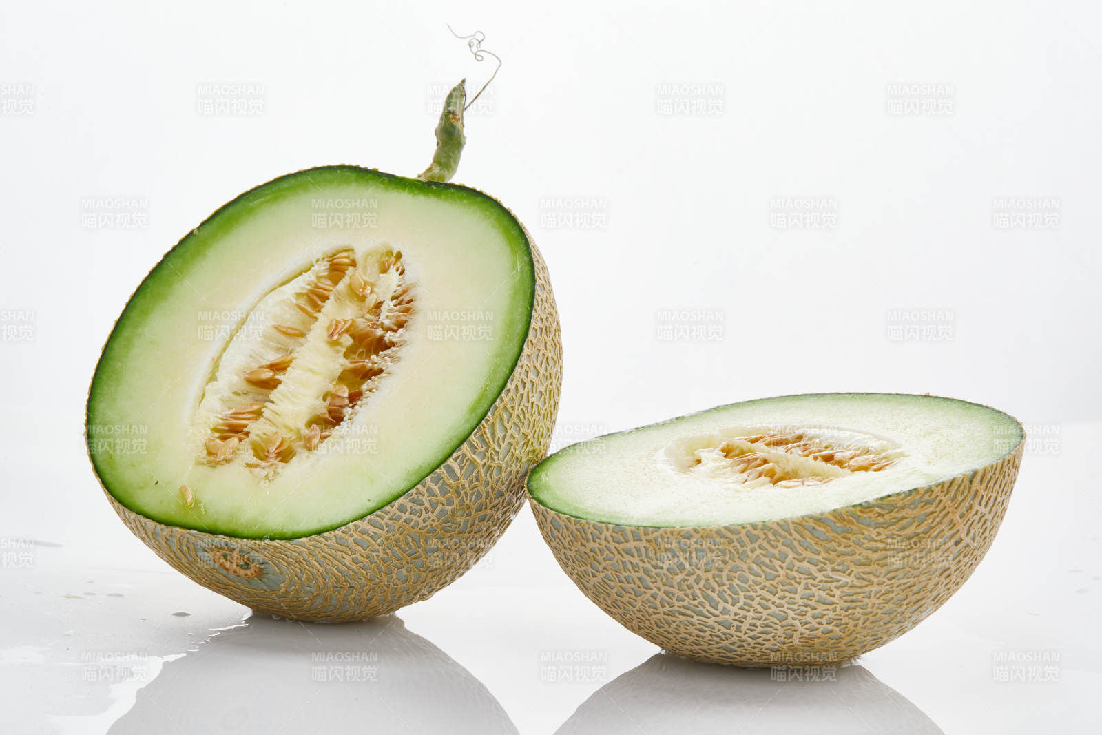 白色背景上摆放的新鲜哈密瓜