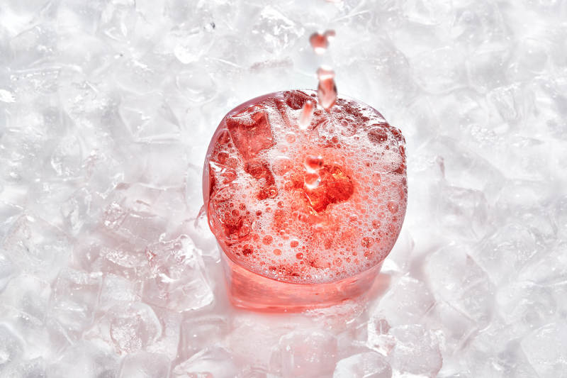 布满冰块的酒杯中的清凉葡萄味预调酒