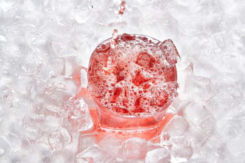 布满冰块的酒杯中的清凉葡萄味预调酒
