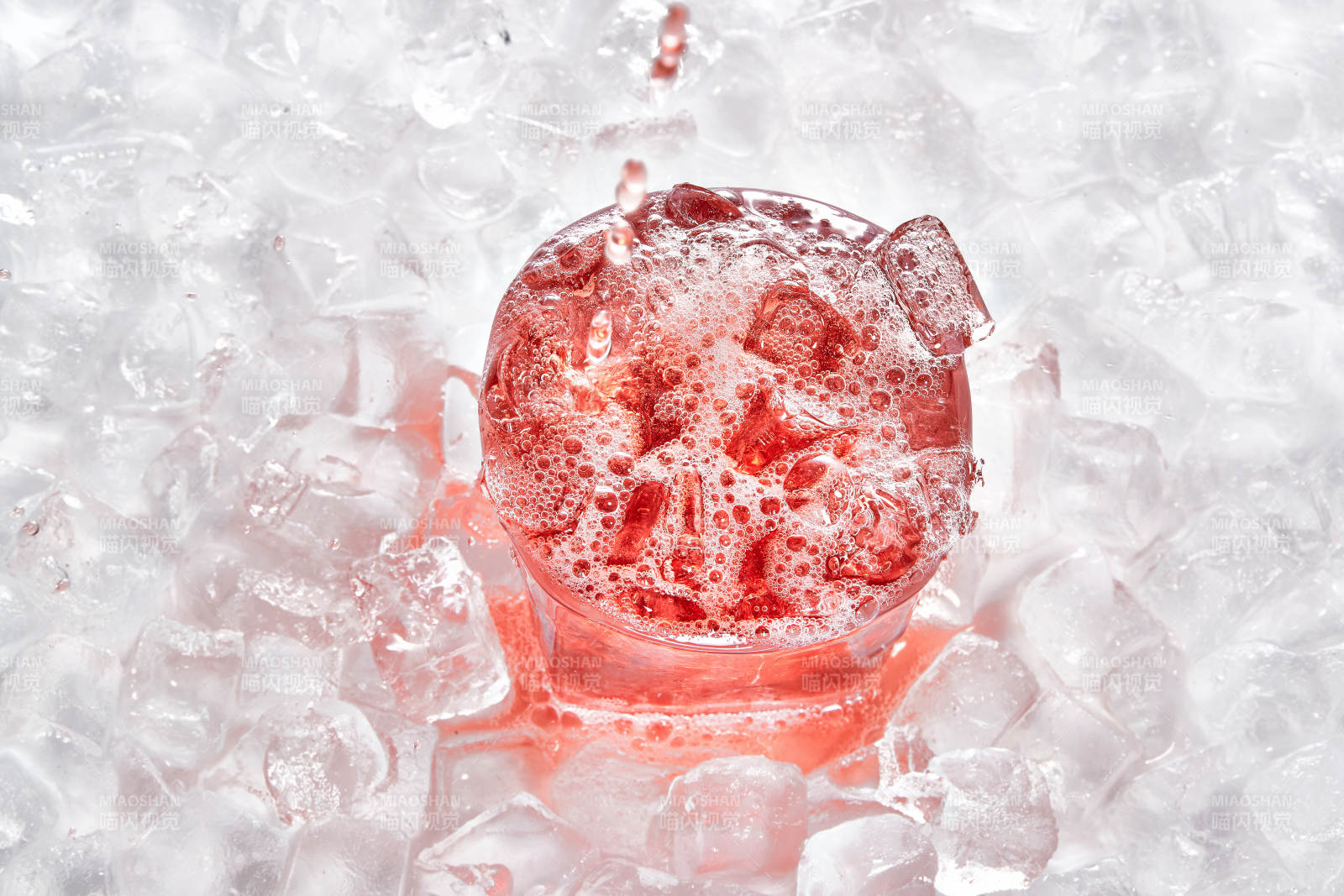 布滿冰塊的酒杯中的清涼葡萄味預調酒