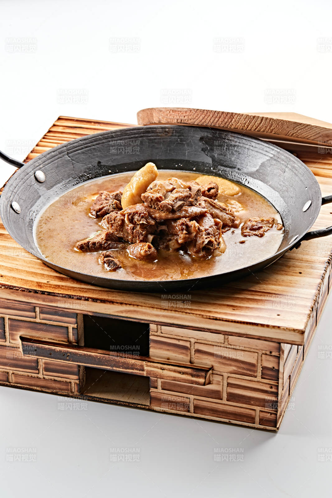 精美餐具装的农家铁锅山药鱼鱼炖柴鸡