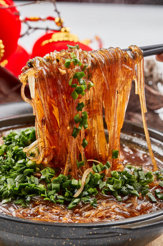 黑色砂锅装的水晶卤汤红薯粉