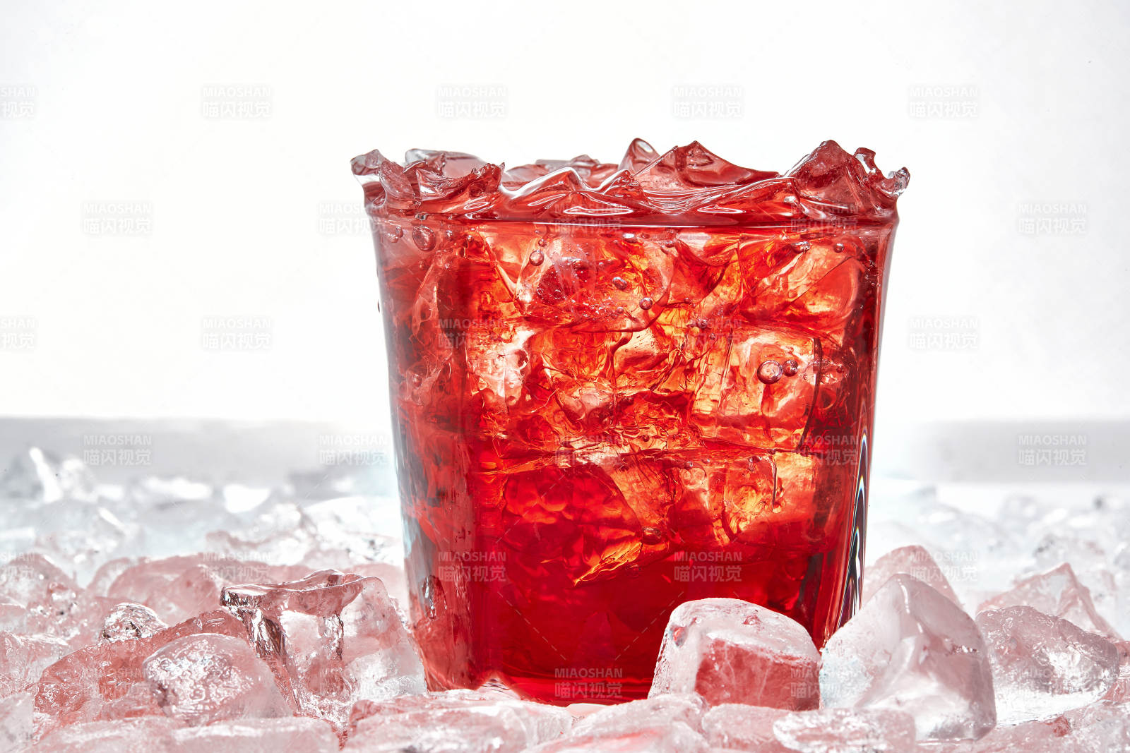 布满冰块的酒杯中的清凉葡萄味预调酒