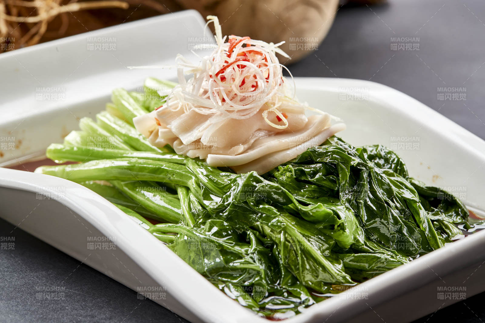 方瓷盤裝的澆汁芥藍大海螺片