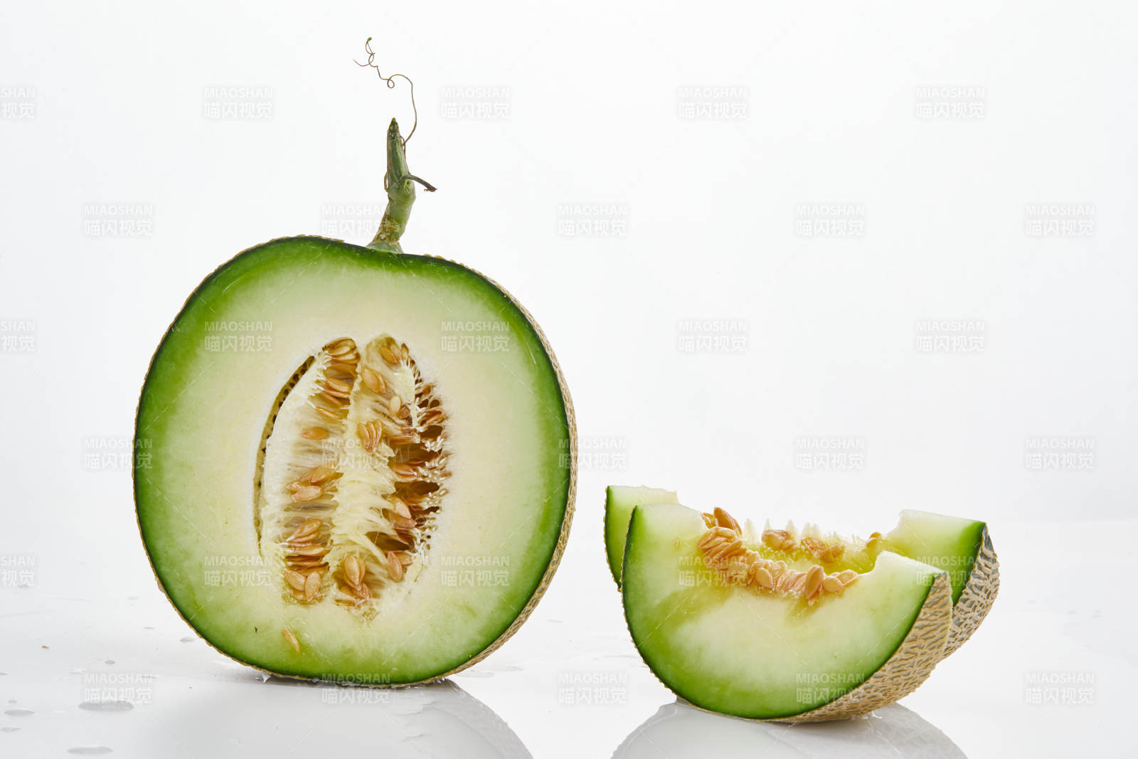 白色背景上摆放的新鲜哈密瓜