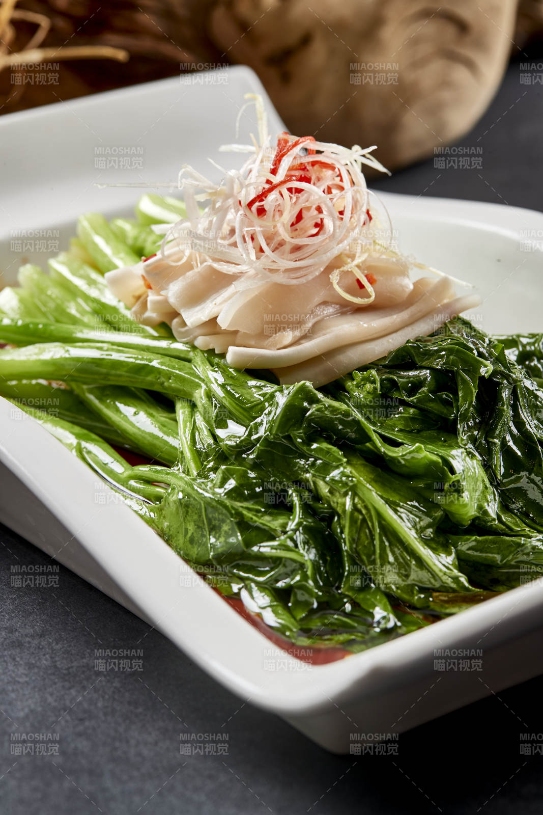 方瓷盤(pán)裝的澆汁芥藍(lán)大海螺片