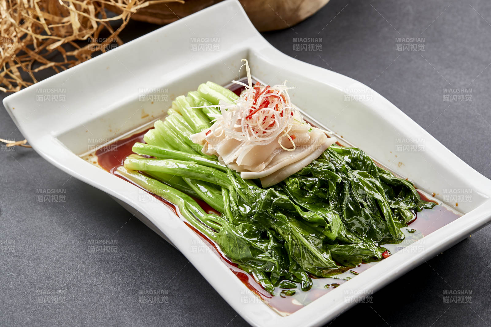 方瓷盤裝的澆汁芥藍大海螺片