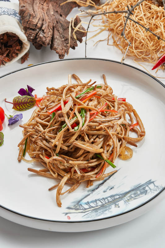 白色瓷餐具装的小米辣炝炒茶树菇