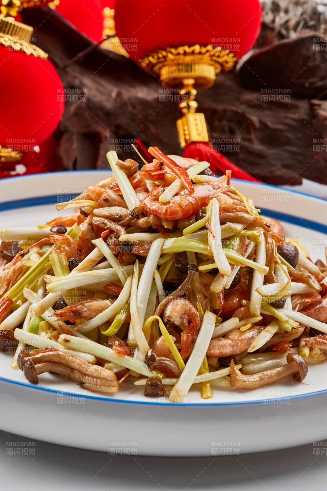 白色瓷餐具装的韭黄海鲜菇炒海米