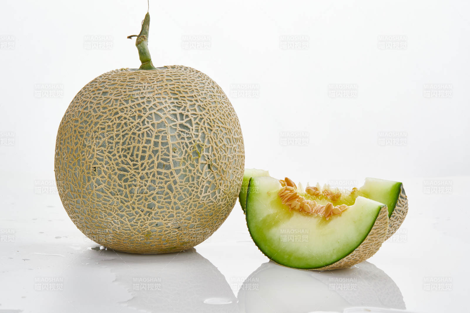 白色背景上摆放的新鲜哈密瓜