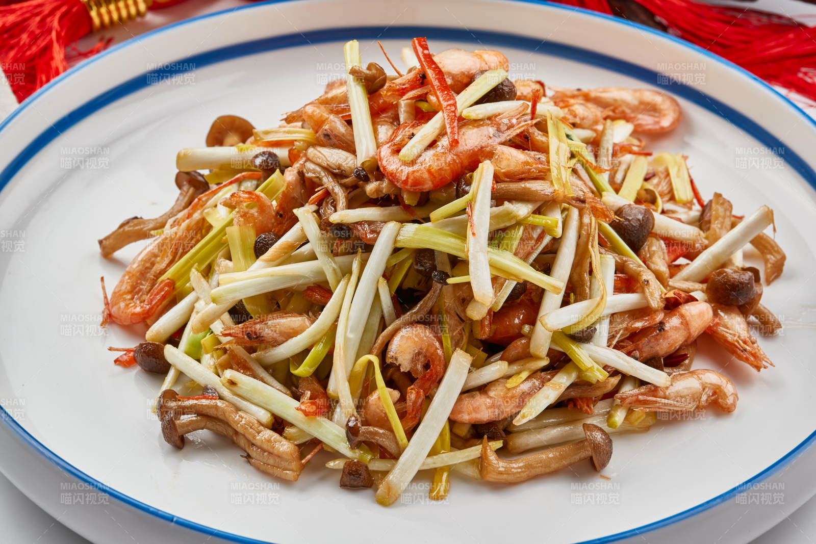 白色瓷餐具装的韭黄海鲜菇炒海米