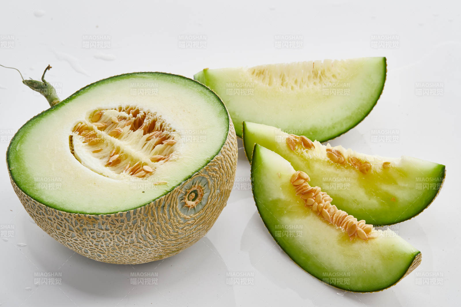 白色背景上摆放的新鲜哈密瓜