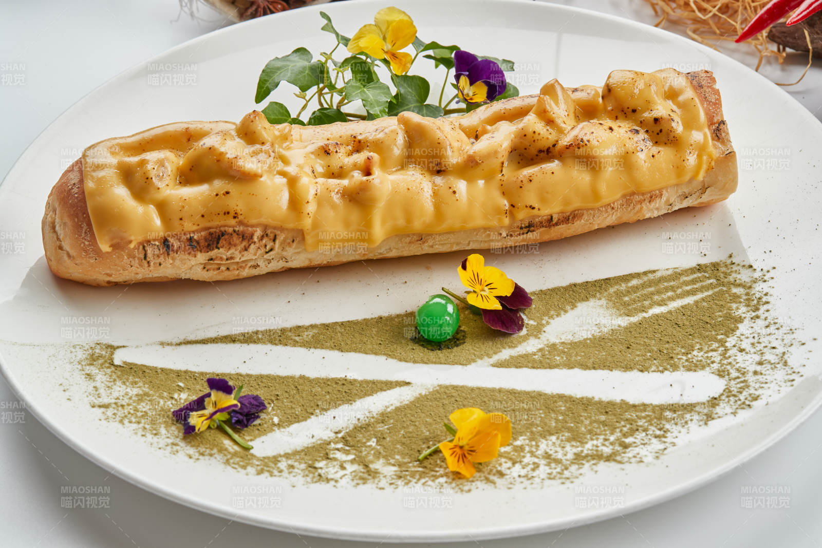 白色瓷盘装的的芝士火腿焗法棍面包