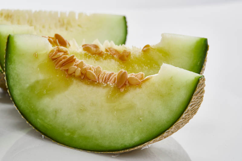 白色背景上摆放的新鲜哈密瓜