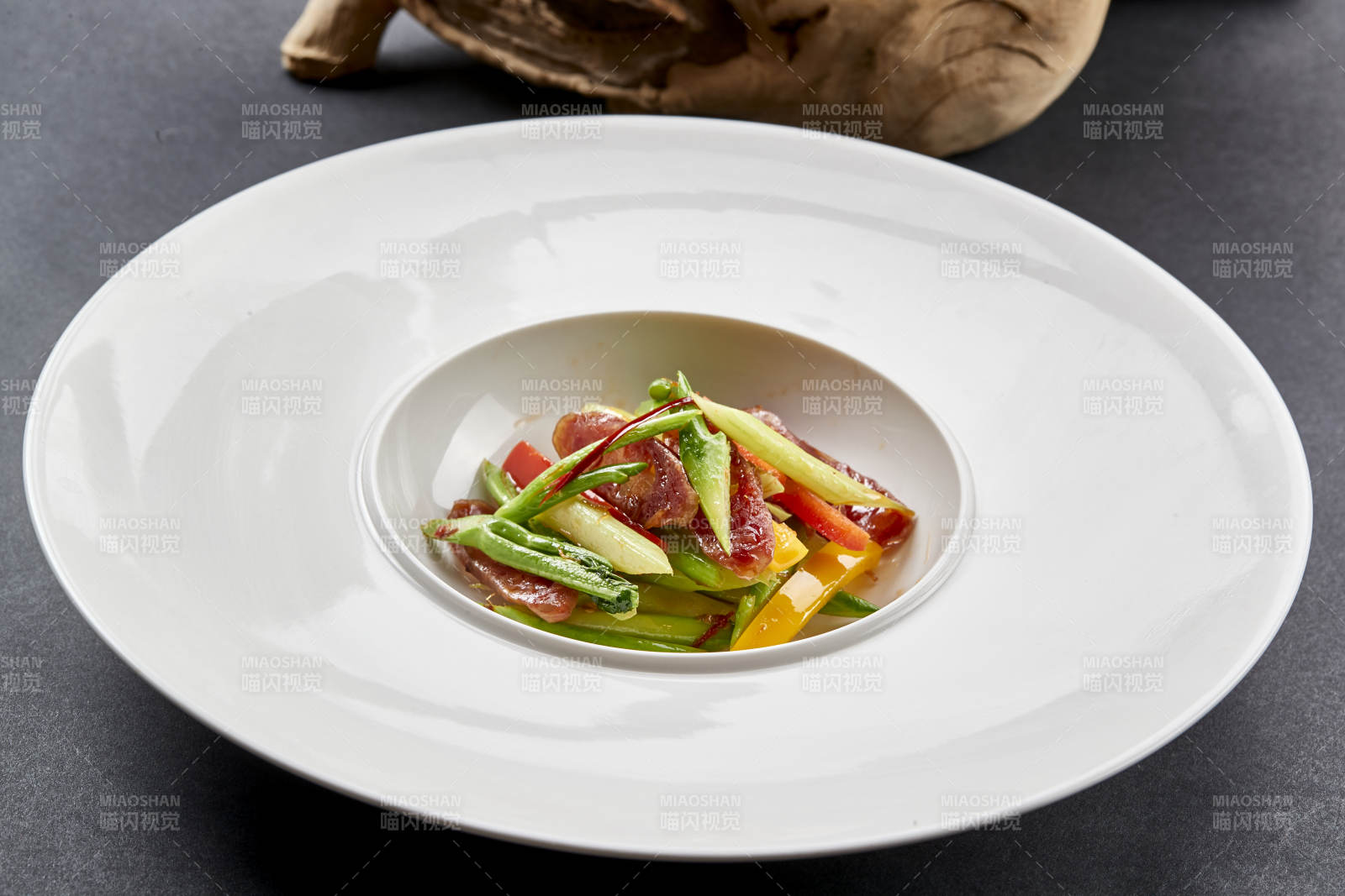 芦笋西芹彩椒炒广味香肠-摄影图