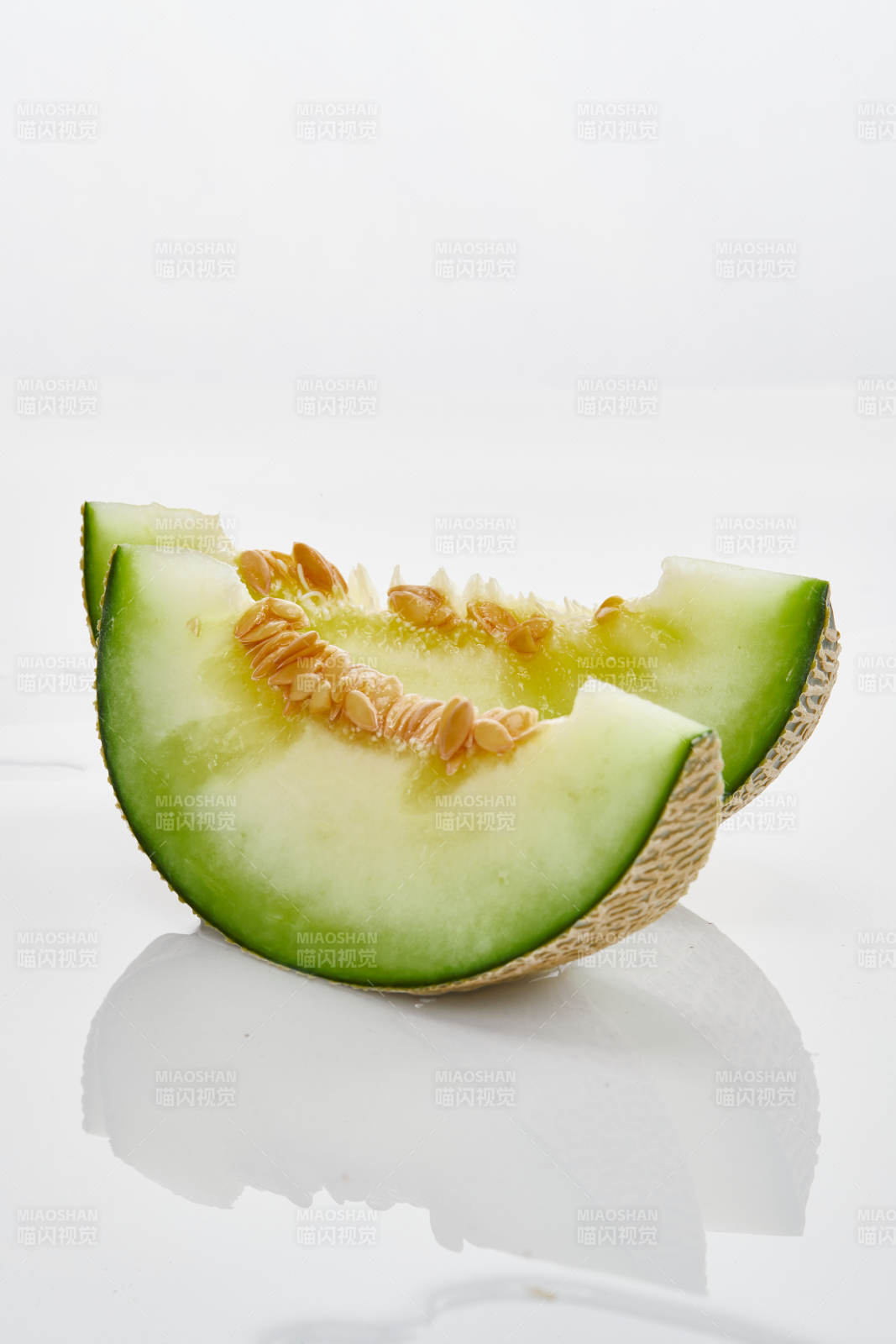白色背景上摆放的新鲜哈密瓜