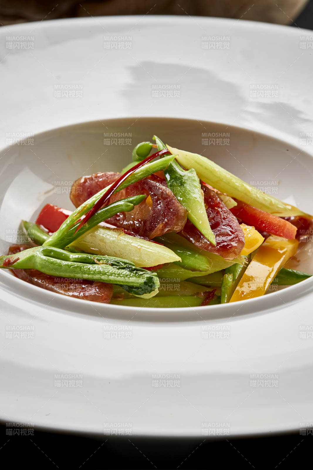 芦笋西芹彩椒炒广味香肠-摄影图