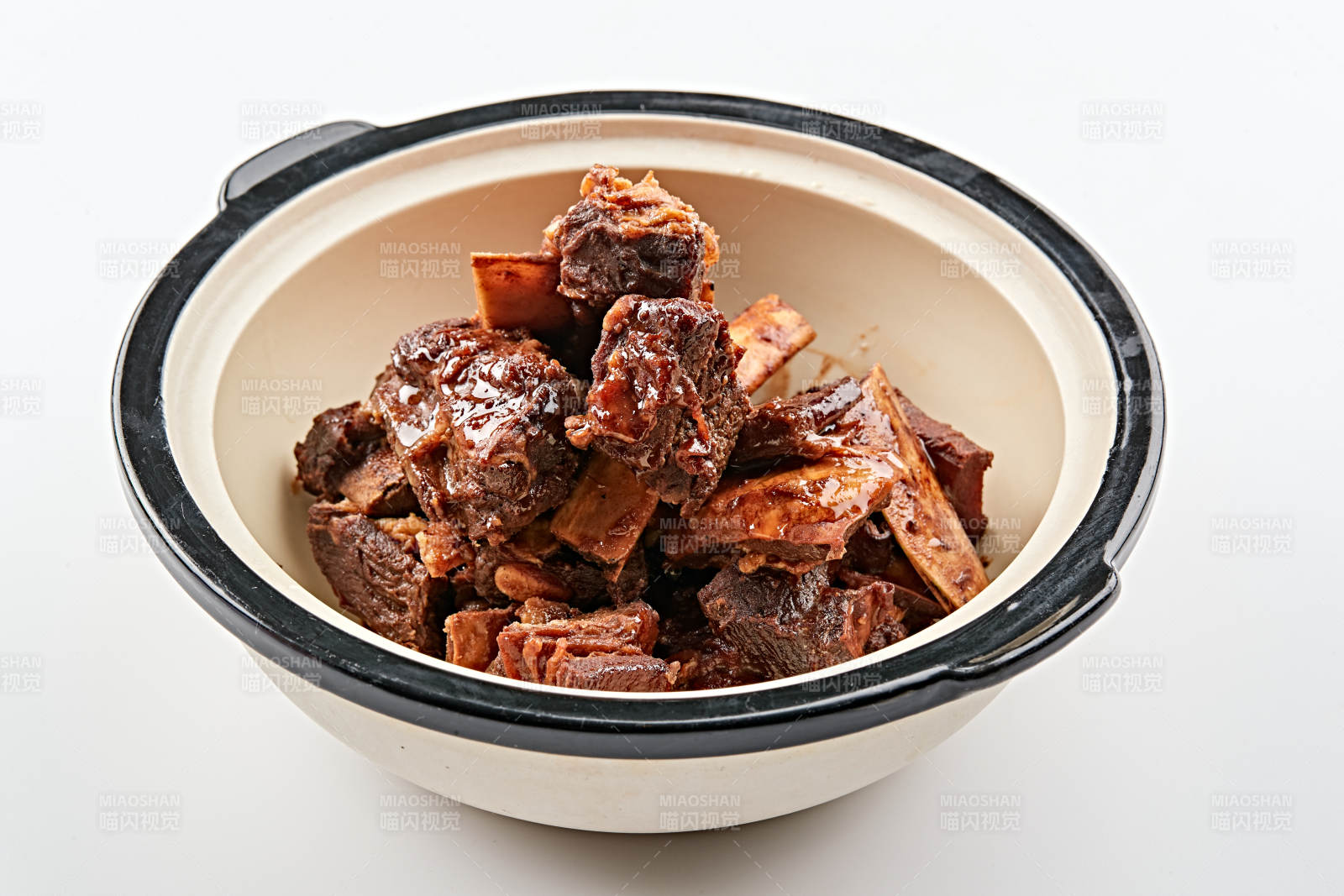 白色砂鍋裝的香煲醬香牛尾骨